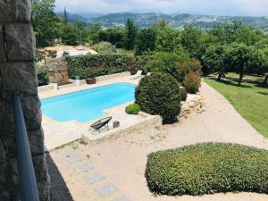een afbeelding van een zwembad in een tuin bij Jolie villa en pierre in Callian