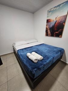 1 dormitorio con 1 cama con 2 toallas en Espacioso Apartamento En Circunvalar Por Parceros Group, en Pereira