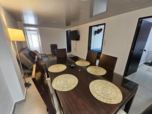 un comedor con mesa y sillas y una habitación en Espacioso Apartamento En Circunvalar Por Parceros Group, en Pereira