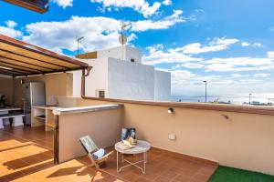 Balcó o terrassa a Villa Trueno: Refugio de Lujo con Piscina y Vistas