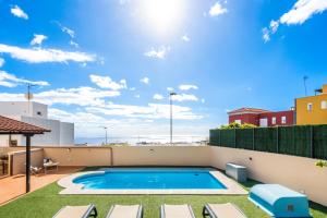a swimming pool on the roof of a house at Villa Trueno Refugio de Lujo con Piscina Climatizada y Vistas in Candelaria