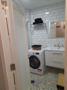 Un baño con lavadora y lavabo. en Casa Lola, en Maspalomas