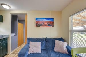 um sofá azul numa sala de estar com um quadro na parede em Cozy Morriston Home - Close to HITS Post Time Farm em Morriston