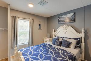 um quarto com uma cama com um edredão azul e branco em Cozy Morriston Home - Close to HITS Post Time Farm em Morriston