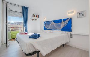 Un dormitorio con una cama grande con detalles en azul. en 2 Bedroom Lovely Apartment In L'escala, en L'Escala