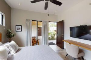 Телевізор і / або розважальний центр в Private Pool with swim up bar and TWO Beaches