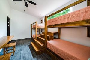 Ліжко або ліжка в номері Private Pool with swim up bar and TWO Beaches