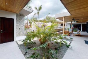 Сад в Private Pool with swim up bar and TWO Beaches