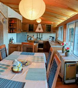 uma cozinha com uma mesa com um prato de comida em Η θέα em Lílaia