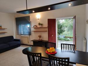 a living room with a table with a bowl of fruit on it at Rosmarino int 1 in Sestri Levante