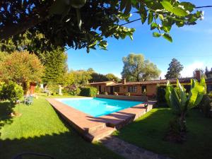 a swimming pool in the yard of a house at Villa Patzcuaro Garden Hotel in Pátzcuaro