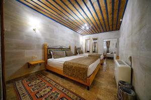 Postel nebo postele na pokoji v ubytování Cave Hotel Saksagan