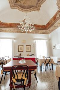 a dining room with a table and chairs and a ceiling at Il Palazzo in Scanno