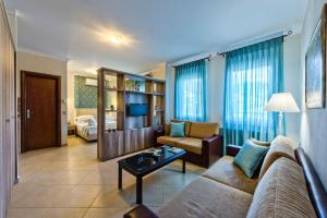 薩索斯的住宿－Mandani Villa luxury apartments，客厅配有沙发和桌子