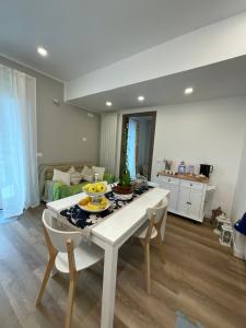 cocina y sala de estar con mesa y sillas en Villa Fontana en Celle Ligure