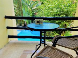 una mesa azul con dos tazas en un balcón en Hotel LunaSol, en Playa del Carmen