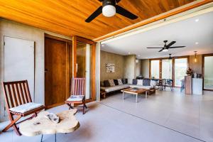 ein Wohnzimmer mit Sofa und Tisch in der Unterkunft Spacious & Serene With Partial Ocean & Jungle View in Tamarindo