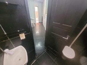 ein Bad mit Urinal und WC in der Unterkunft Hospedaria cmc unidade 03 Com Estacionamento in Riacho Fundo