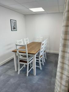 a wooden table and chairs in a room at renovierte & voll möblierte Wohnung für 7 Personen in Minden