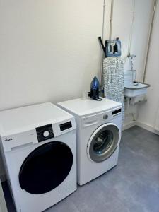 a washer and dryer in a corner of a room at renovierte & voll möblierte Wohnung für 7 Personen in Minden