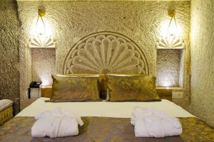 Postel nebo postele na pokoji v ubytování Cave Hotel Saksagan