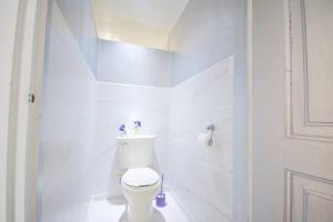 Et badeværelse på Proche de tout, joli appartement + 12 billeder