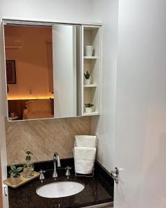 uma casa de banho com um lavatório e um espelho em Studio São Paulo prox- PUC Allianz Park Esp Unimed 409WBE em São Paulo