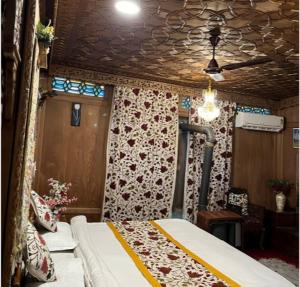 1 dormitorio con 2 camas en una habitación con techo en Lakes Crown Group Of Houseboats, en Srinagar