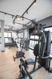 um ginásio com vários equipamentos de exercício numa sala em Studio São Paulo prox- PUC Allianz Park Esp Unimed 409WBE em São Paulo
