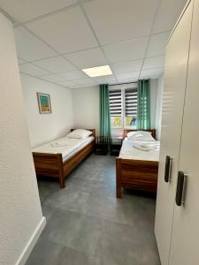 a hospital room with two beds and a window at renovierte & voll möblierte Wohnung für 7 Personen in Minden