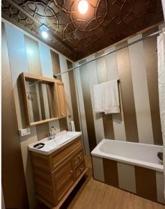 A bathroom at Lakes Crown Group Of Houseboats