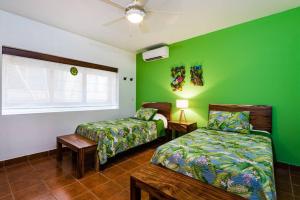 Giường trong phòng chung tại Light & Breezy Beach Side Condo! +12 ảnh