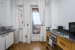 cocina con fogones horno superior junto a una ventana en Home Sweet Home en Milán
