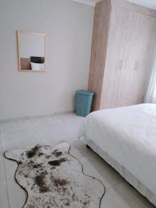 מיטה או מיטות בחדר ב-Reutlwane Gardens Apartments