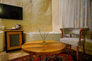 TV a/nebo společenská místnost v ubytování Cave Hotel Saksagan