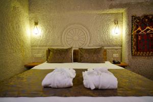 Postel nebo postele na pokoji v ubytování Cave Hotel Saksagan