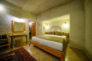 um quarto com uma cama grande num quarto em Cave Hotel Saksagan em Goreme