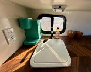 Tarantula Ranch Campground & Vineyard near Death Valley National Park的厨房或小厨房