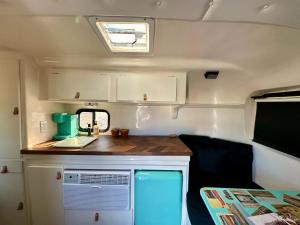 Tarantula Ranch Campground & Vineyard near Death Valley National Park的厨房或小厨房