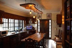 Apartamento T1 do Patrão في سابوغييرو: مطبخ مع طاولة وكراسي خشبية كبيرة