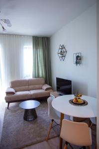 - un salon avec un canapé et une table dans l'établissement inJoy, à Sajmište