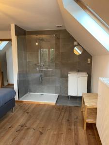 a large bathroom with a shower with a tub at mooie vakantiewoning nabij Brugge in Damme