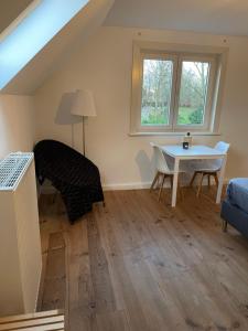 ein Wohnzimmer mit einem Tisch und einem Sofa in der Unterkunft mooie vakantiewoning nabij Brugge in Damme