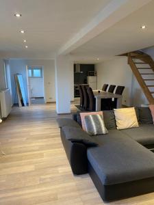 ein Wohnzimmer mit einem Sofa und einem Tisch in der Unterkunft mooie vakantiewoning nabij Brugge in Damme