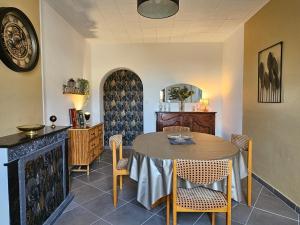 a dining room with a table and chairs at Les camélias in Selles-sur-Cher