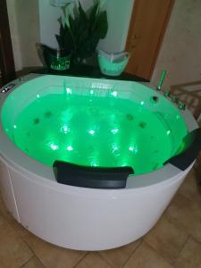 eine Whirlpool-Badewanne mit grünem Wasser in der Unterkunft B&B Al Castello in Grottaglie