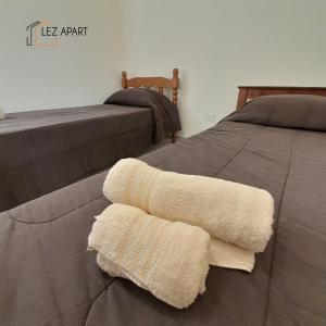 dwa łóżka z białymi ręcznikami na górze w obiekcie Apart Dalia, Casa con asador w mieście Río Cuarto