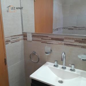 a bathroom with a sink and a mirror at Apart Dalia, Casa con asador in Río Cuarto