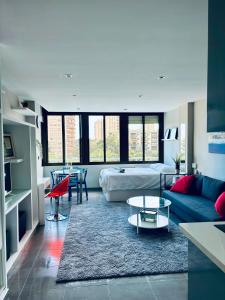sala de estar con sofá y mesa en Apartamento en Aguadulce Playa con vistas al mar y piscina, en Aguadulce