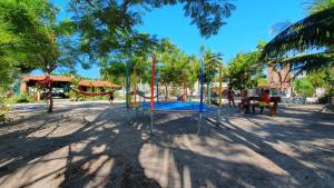 plac zabaw w parku z ludźmi grającymi na nim w obiekcie Pousada Unidos w mieście Jijoca de Jericoacoara